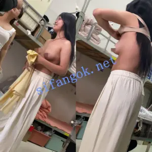 【学生宿舍偷拍】偷拍同学宿舍 全裸换衣服！