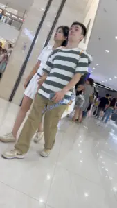 【KFC】白色短裙靓女和男友甜蜜逛街·淡紫色内内低角度CD