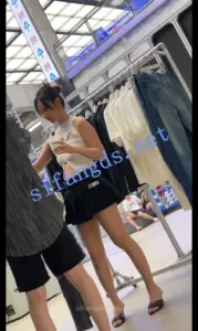 【CDCD】3.抄底清凉吊带裙美女灰色窄内夹进屁股里