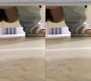 小伙晚自习躲到女厕偷窥几个漂亮学妹学姐的嫩B