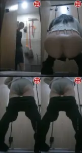 极品高清全景后拍短裙眼镜妹的小逼洞尿出一条小水柱