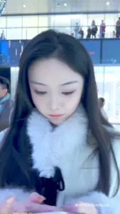 【KFC】极品美女雪天光腿·被摄影师各种拍·白色内微透黑森林