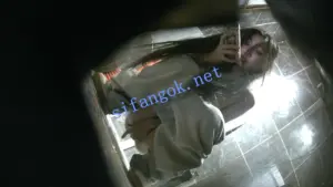 全网首发【厕拍自慰】闪光灯拍逼 摸逼自慰 闻闻味