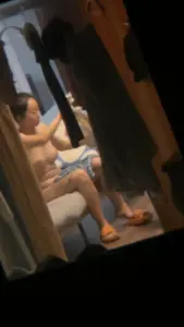 窗外偷拍多位空姐日常洗澡换衣服(2)