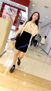【KFC】白领少妇下班买奶茶回家·工作短裙下穿着粉色骚窄内