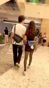 【KFC】清纯包臀裙学生妹和男友逛街·黑色丝蕾丝内很反差