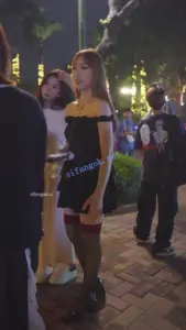 游乐园CD抹胸裙美女..性感黑丝过膝袜白内
