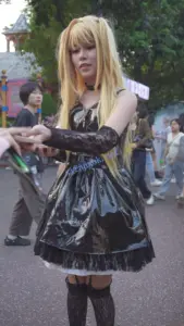 金发cos小姐姐逛街..黑色蕾丝吊带袜浅黄内前后CD