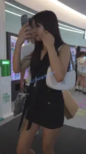 小姐姐试鞋走光..新买包臀裙刚换上就被抄底
