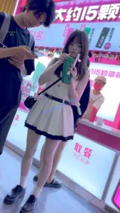 【KFC】可爱萌妹和男友甜蜜买奶茶·短裙灰色无痕内内很嫩