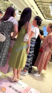 【KFC】少妇和闺蜜们逛街化妆·气质不错长裙下穿了白色内
