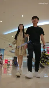 【CSCD】黄色连衣裙美女扶梯男友还帮挡着还是抄底绿色内