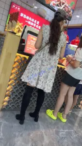 【KFC】碎花裙靓女独自逛街买小吃·肉色丝袜透明内上下通透