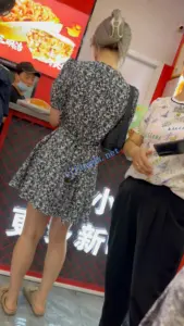 【KFC】碎花裙学生妹逛街·长相清秀身材不错·白色内内前后CD
