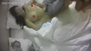 酒店偷拍❤大奶子少妇帮男人口交被口爆