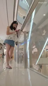【CSCD】蓝色牛仔短裙小姐姐和男朋友逛街，红色内内