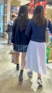 【KFC】JK制服学生妹和闺蜜逛街。肉色丝袜小熊可爱内内