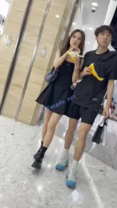 【KFC】黑色长裙靓女和男友买小吃·粉色内前后CD被男友发现
