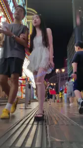 【CSCD】白色连衣裙小姐姐和男朋友逛夜市，白色屁股透明内