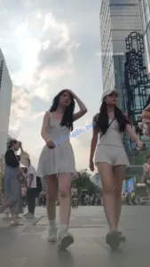 【CSCD】白色连衣裙极品清纯美女和朋友们出来逛街