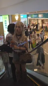 (BC-AA-493)全身性感豹纹穿搭美女..怕走光捂裙子仍被抄底