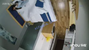 酒店偷拍❤牛仔裤女孩和男友入住酒店操穴