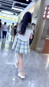 【KFC】制服JK学生妹独自逛街·无痕半透内内露出白虎一线逼