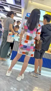 【KFC】长裙少妇和男友逛街买奶茶。白色骚窄内前后CD