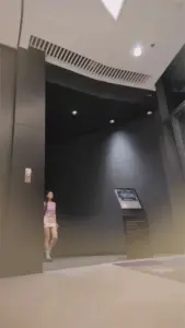 ❣️推荐❣️【商场抄底】颜值嫩妹,穿个后妈包臀裙就跟龟男逛街,白内够骚,裙子这么短不就给人看逼吗1V