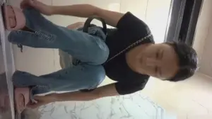 厕拍大神潜入高校女厕❤️前景偷拍美女尿尿男友看逼给他闻闻尿的味道