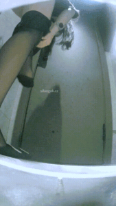 ⚫️美女如云夜场女公厕后位真实偷拍络绎不绝小姐姐方便，同步露脸⑴
