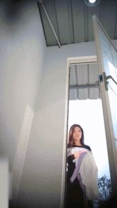 美女如云街边女公厕真实偷拍多位小姐姐方便还有换衣的，同步露脸⑵