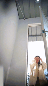 美女如云街边女公厕真实偷拍多位小姐姐方便还有换衣的，同步露脸