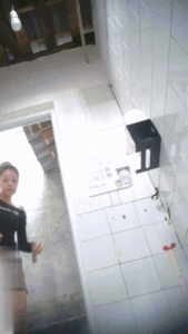 市场外公共女厕真实偷拍多位少女少妇方便，近景特写，同步露脸