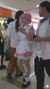 【修复】(BC-AA-694)粉色女仆装小姐姐逛商场..坐地上走光上楼梯被CD