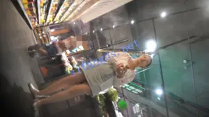 （空城原创）超短牛仔裙小少妇逛超市，干净天蓝N紧裹肉臀