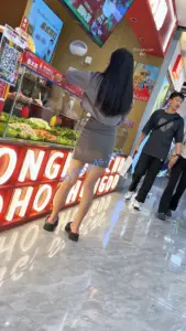 【KFC】包臀裙眼镜妹买小吃。白色内CD最后差点坐在相机上