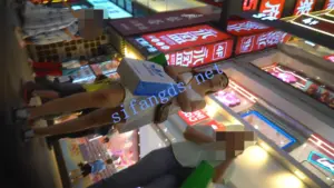 （空城原创）白裙美少妇和朋友逛街，肉色无痕N包裹肉臀