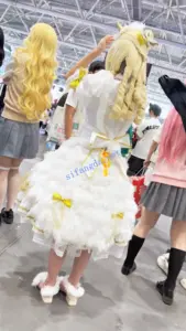 【KFC】学生妹COSER和朋友逛街。白色可爱内把B夹出一条缝