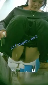 ✅【厕拍】老城区沟厕后拍大屁股 大便 拉稀 （二）