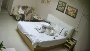 ⏪酒店偷拍⏩牛仔裤美女被爆头插完嘴放床上操一顿