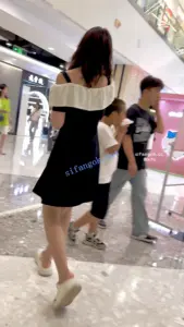 【KFC】可爱萌妹逛街吃小吃·黑色长裙内内被小屁股紧紧夹着