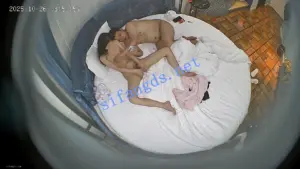 ☛【上帝视角】顶级骚货拿个自慰棒玩了半小时 被男友猛操