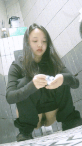 近景特写4K真实偷拍女公厕超多小姐姐方便⑶，脸鲍同框，有美女