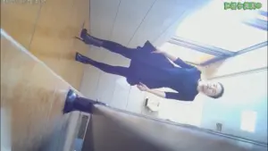 上班摸鱼单位女厕偷拍❤️两个高颜值女同事尿尿珍珠耳环极品高跟女主管+怀孕期女出纳