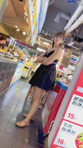 【KFC】大神夜市步行街尾随❤️吊带裙靓女逛街骚丁低角度CD·好像发现被拍了用手捂住裙边